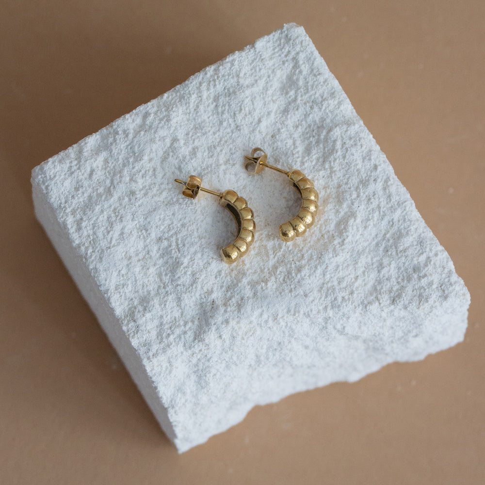 Arch Huggie Earring - Gold
