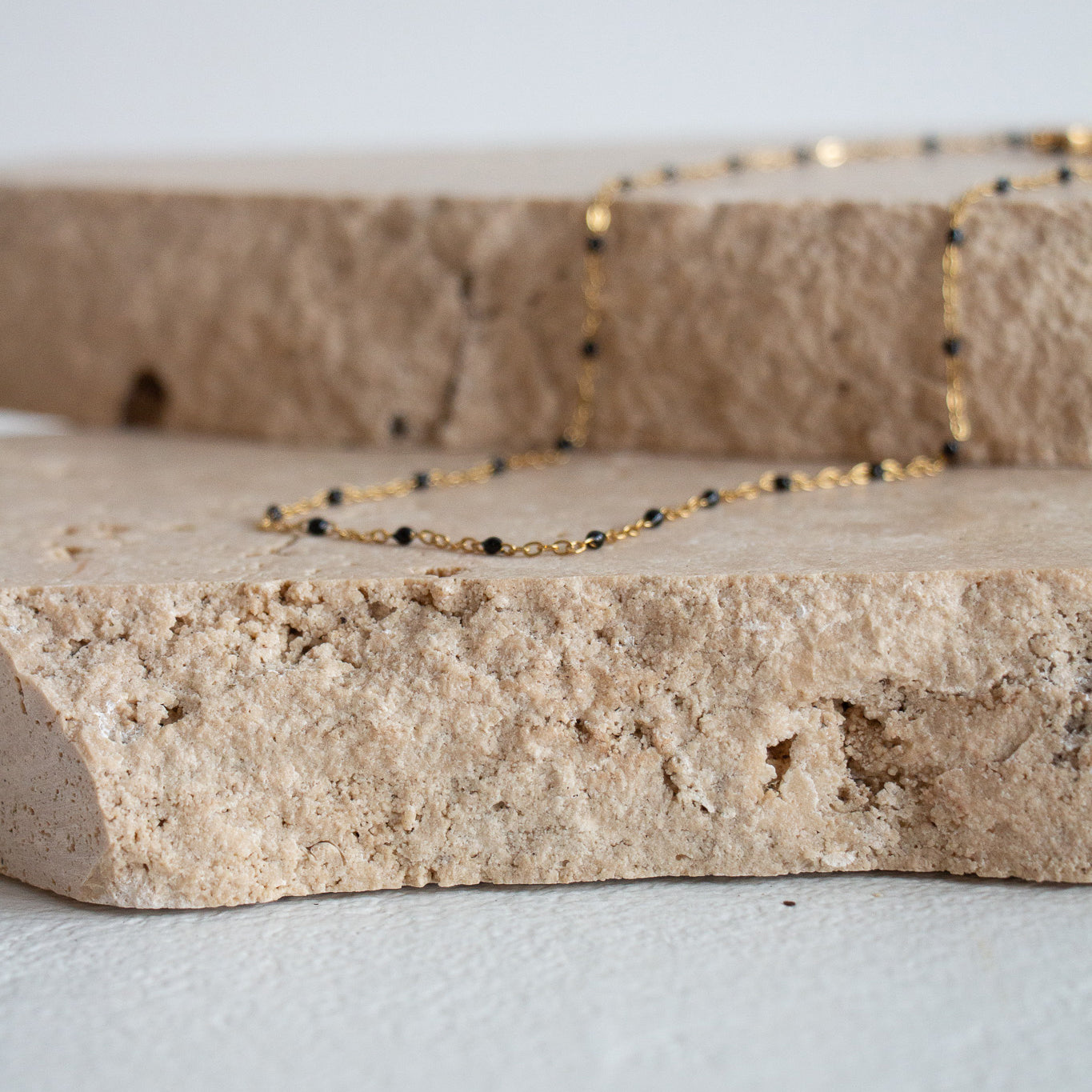 Black beaded necklace - Gold