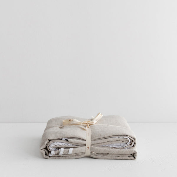 Scallop Edge Tablecloth - Oatmeal/White