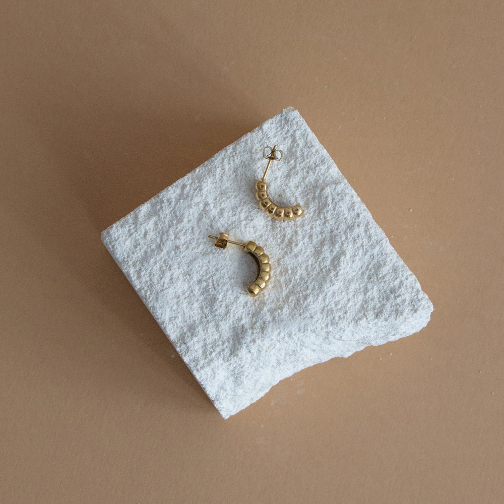 Arch Huggie Earring - Gold