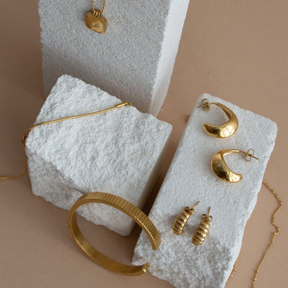 Arch Huggie Earring - Gold