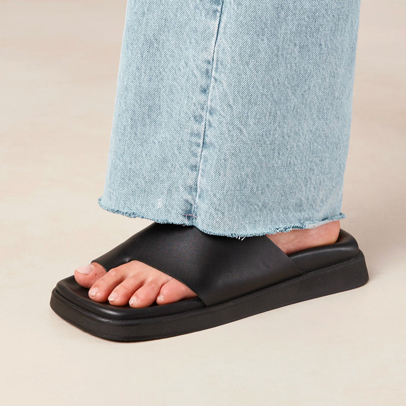 Alohas Toe Ring Sandal - Black