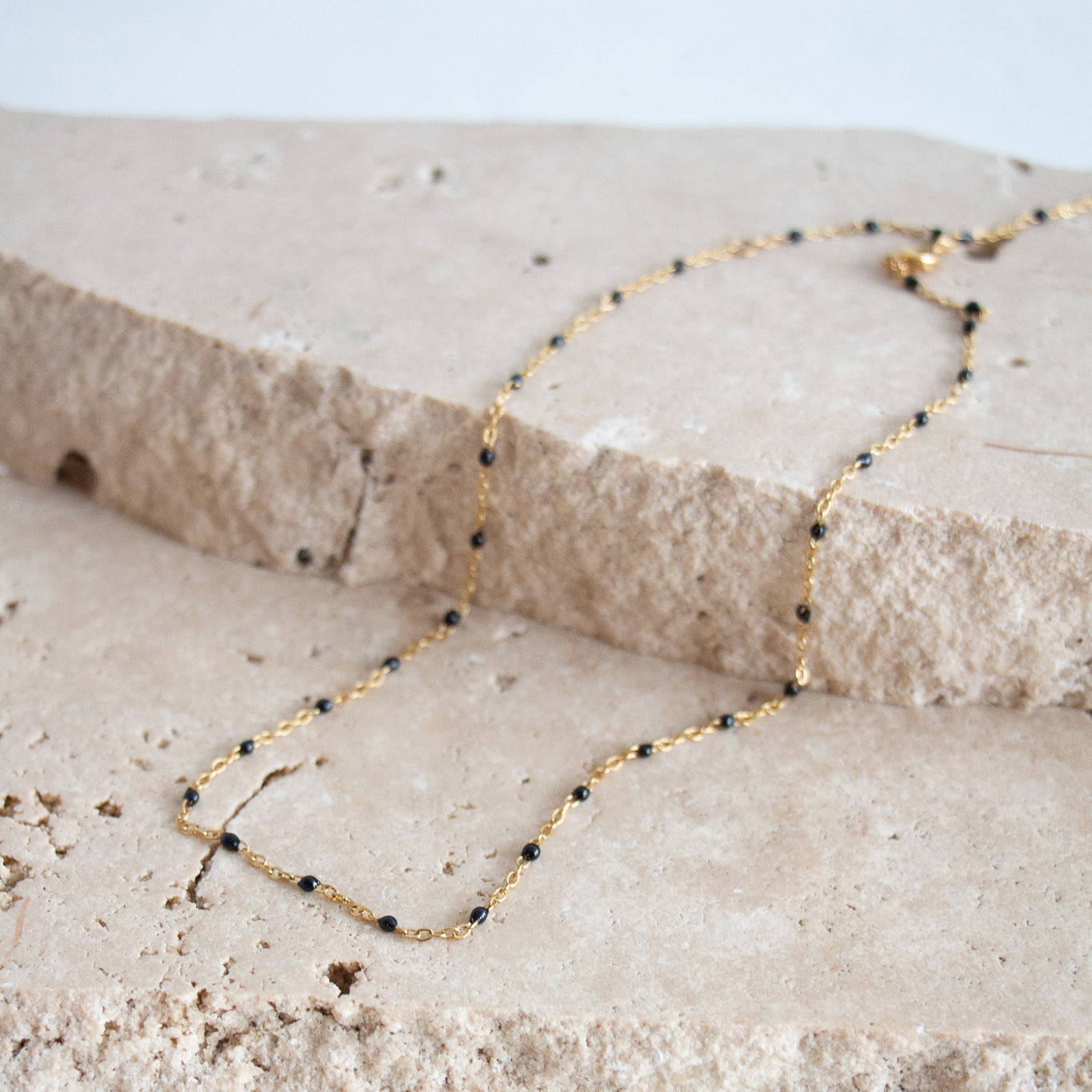 Black beaded necklace - Gold